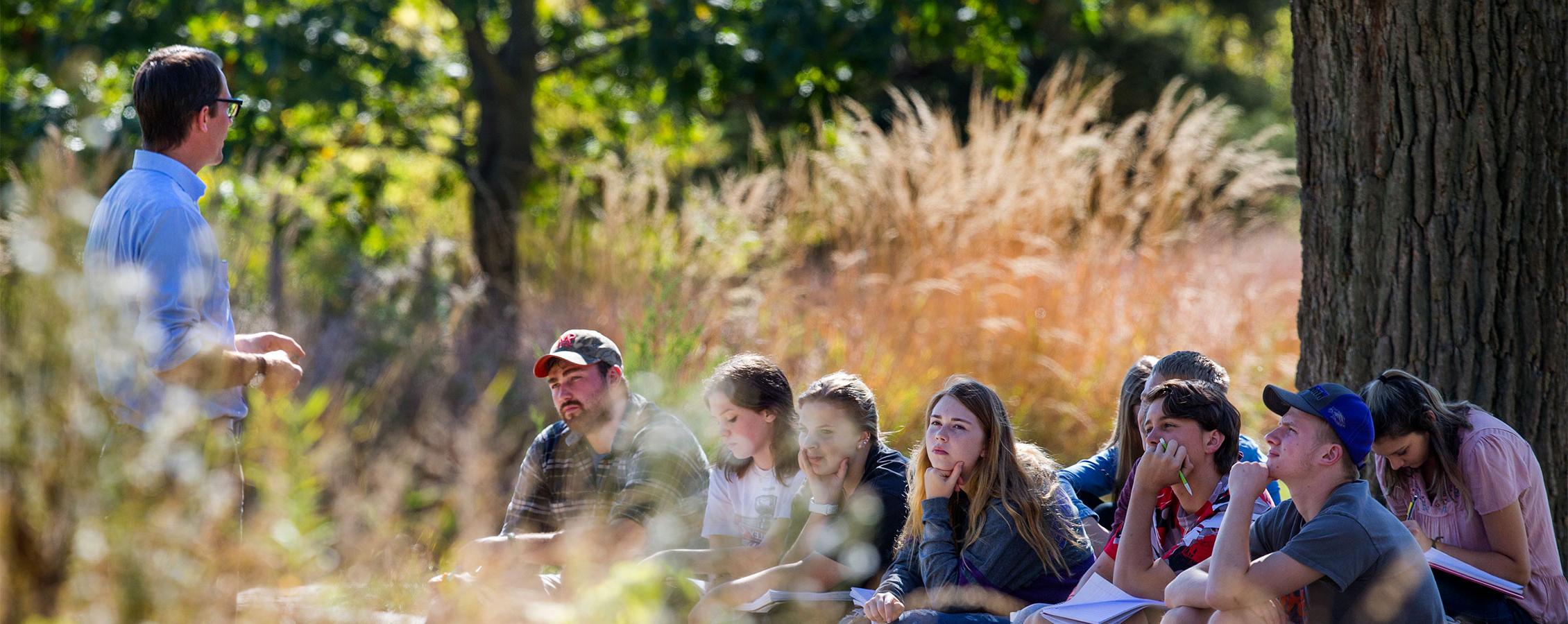 Students enjoy class learning outdoors at 足彩平台