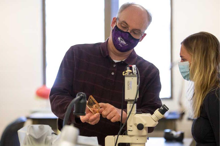 Tom Klubertanz stands with a student in the lab.